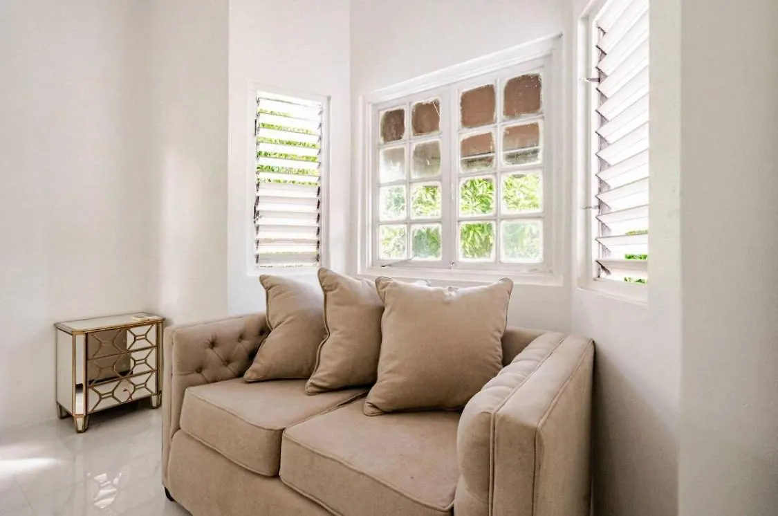 Luxury New Kingston 3 Bed 2 Bath Apartamento