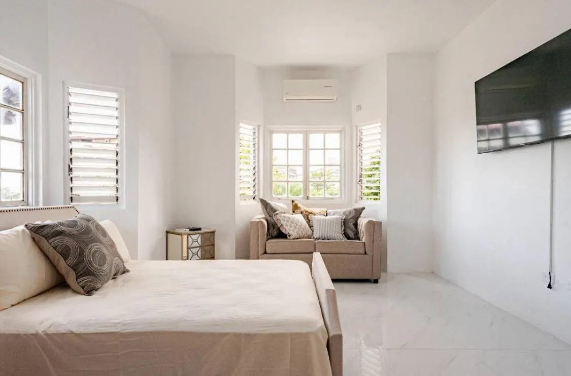 Luxury New Kingston 3 Bed 2 Bath Apartamento 0*,  Jamaica