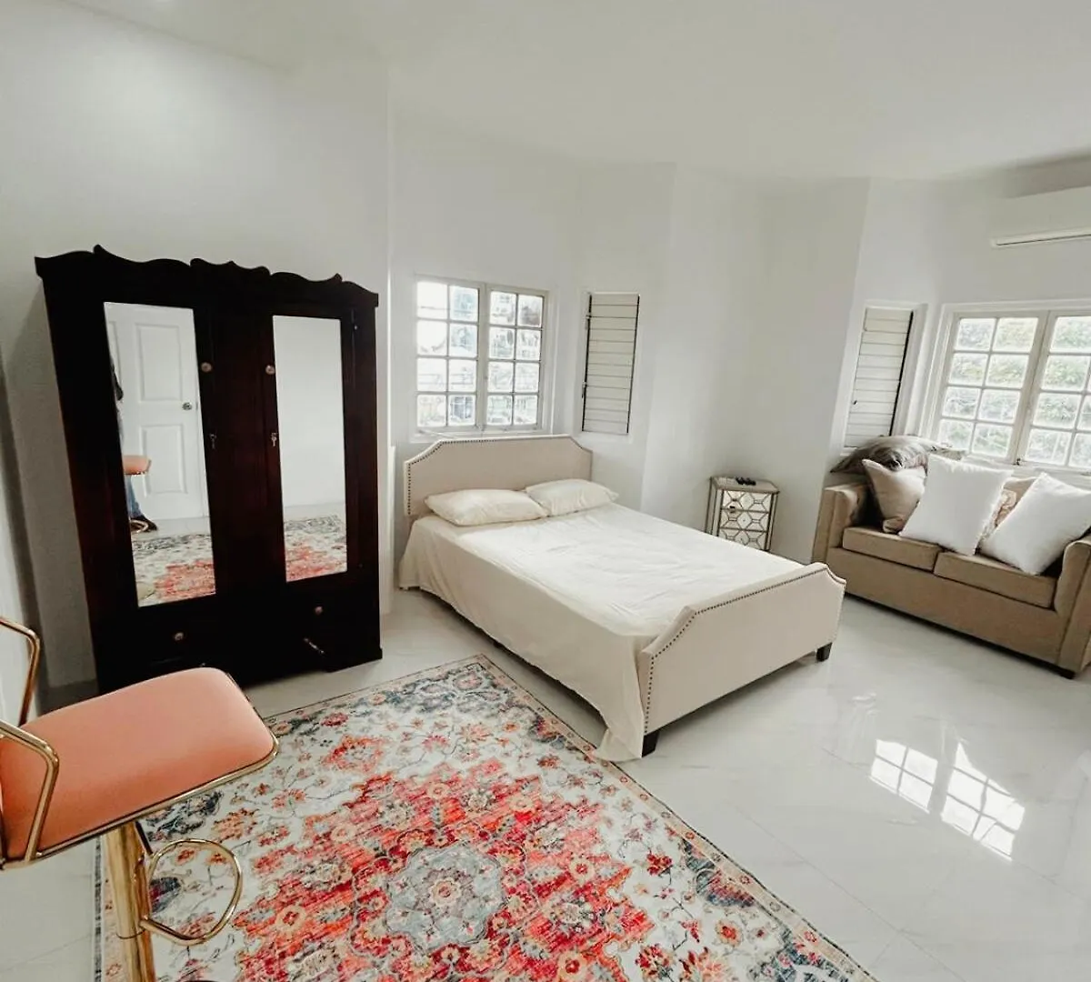 Ferienwohnung Luxury New Kingston 3 Bed 2 Bath Apartment