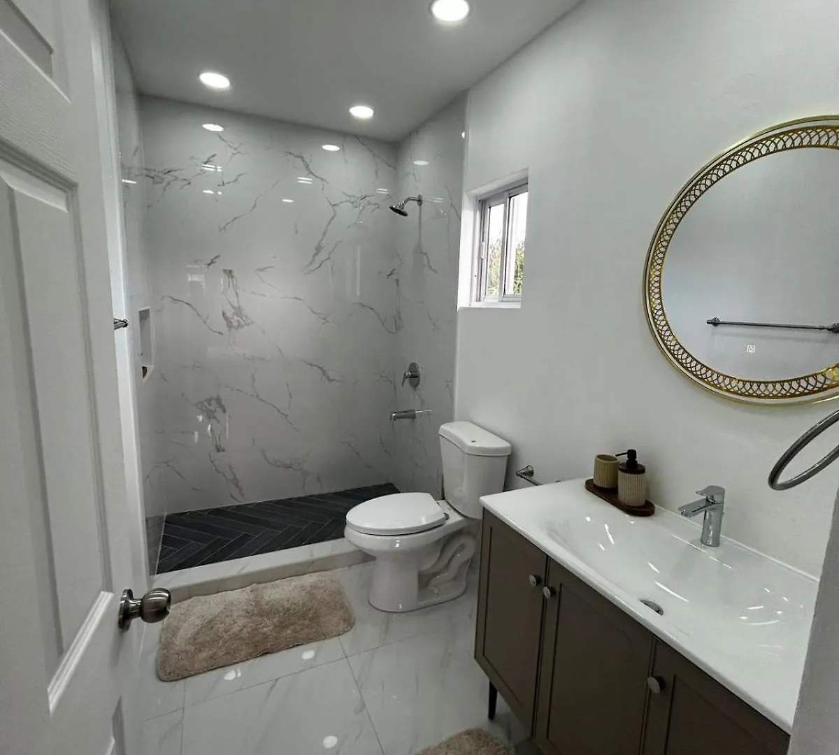 Ferienwohnung Luxury New Kingston 3 Bed 2 Bath
