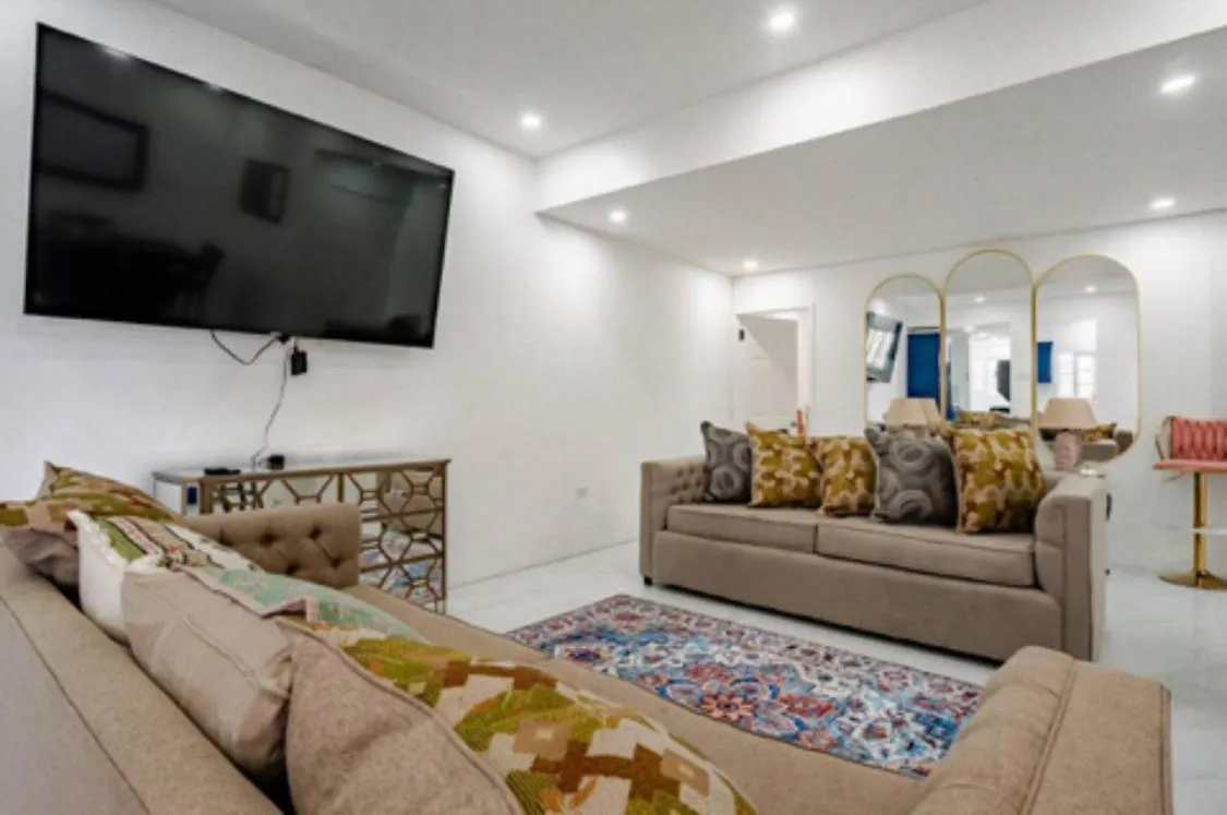 Apartment Ferienwohnung Luxury New Kingston 3 Bed 2 Bath