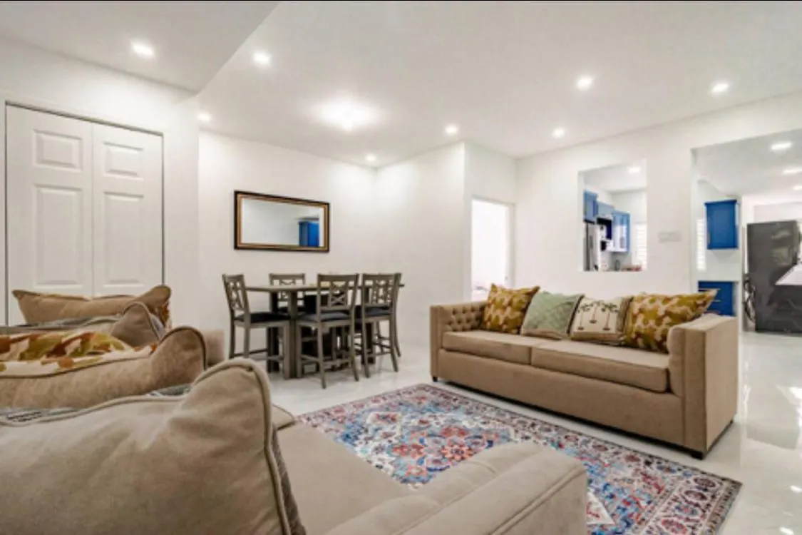 Ferienwohnung Luxury New Kingston 3 Bed 2 Bath Apartment