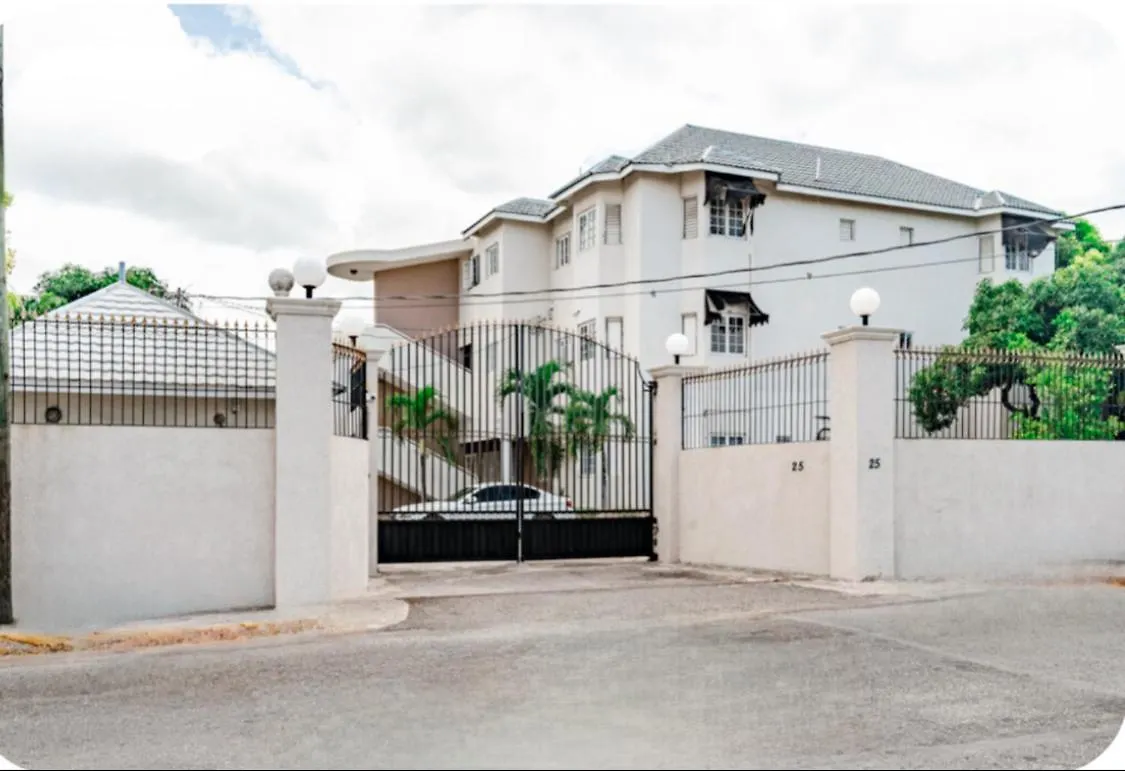 Ferienwohnung Luxury New Kingston 3 Bed 2 Bath Apartment